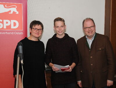 Yanic Dollhopf erhält sein Parteibuch von zwei Bundestagsabgeordneten