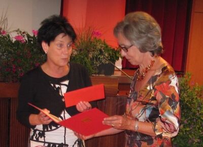 Ministerin Kathrin Altpeter überreicht den Erna Schüßler Preis an Elisabeth Schmachtel